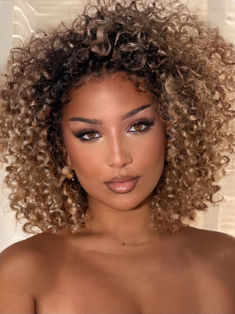 Maquillage sur cheveux bouclés naturels, teint doré