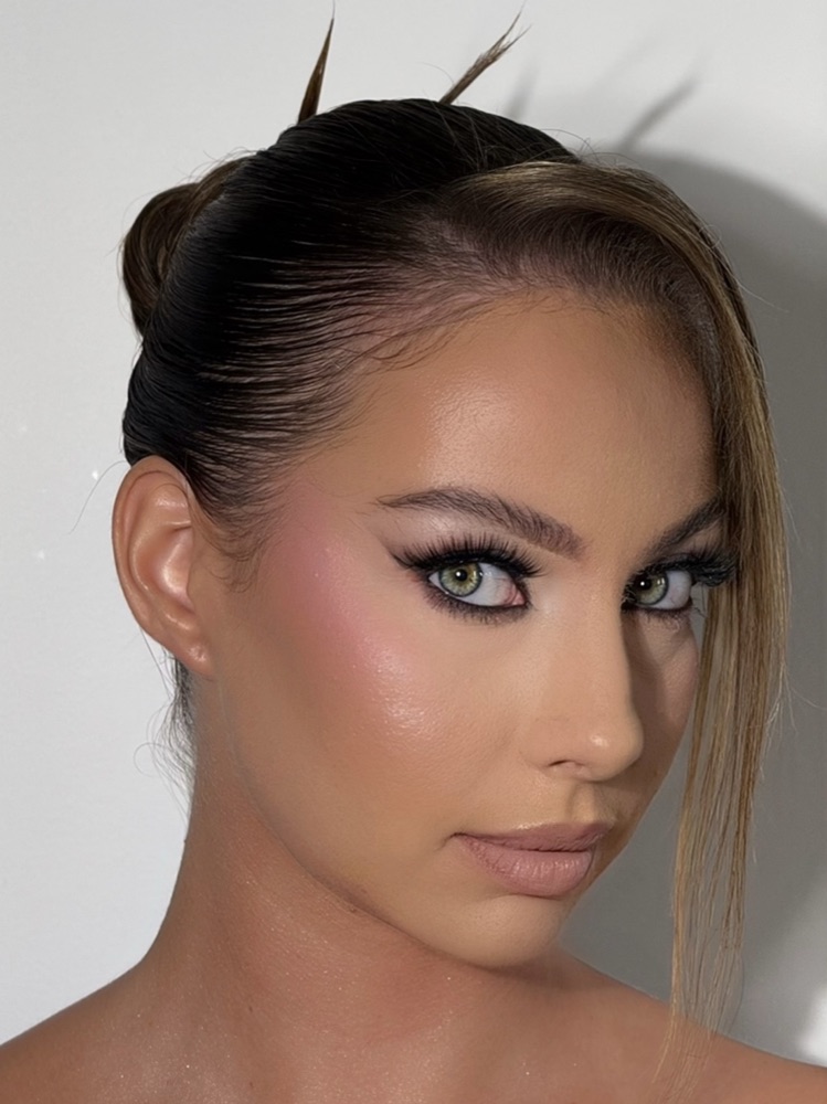 Regard étiré et blush rosé, chignon blond
