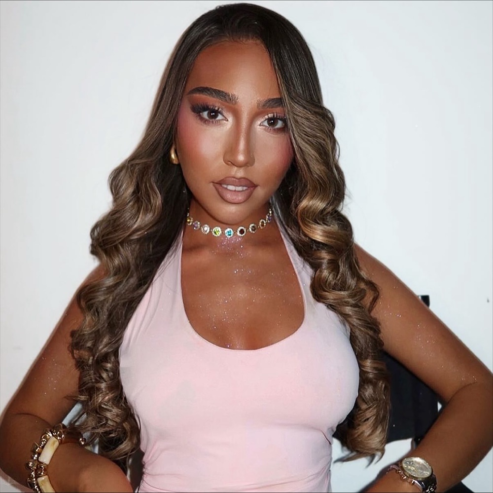 Maquillage glam, longues boucles brunes
