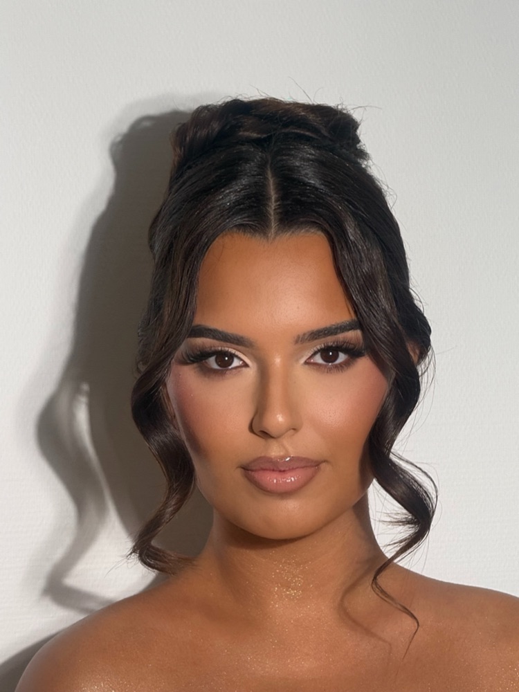 Maquillage de soirée, chignon et boucles