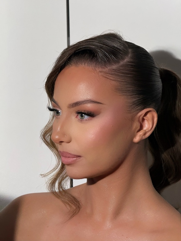 Profil, teint sculpté et blush pêche
