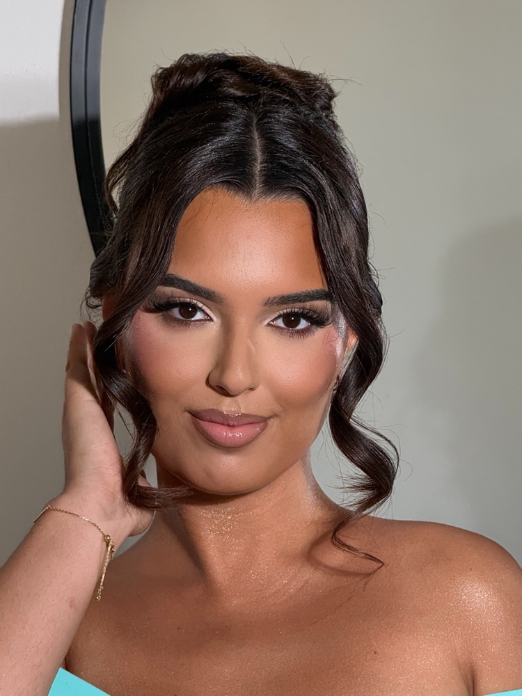 Maquillage lumineux, pose main sur la joue