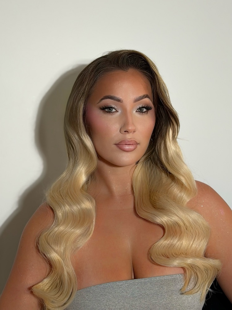 Maquillage glam, ondulations blondes
