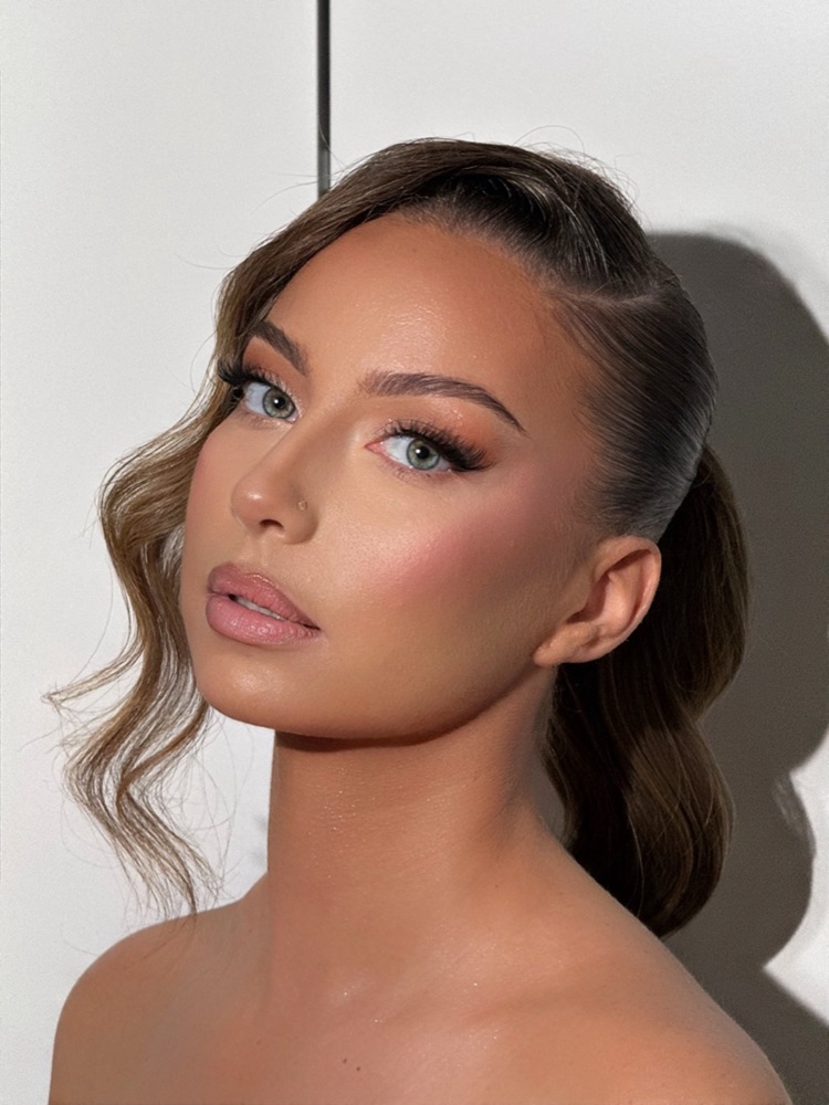 Maquillage glam, regard intense et teint sculpté, pack Glam