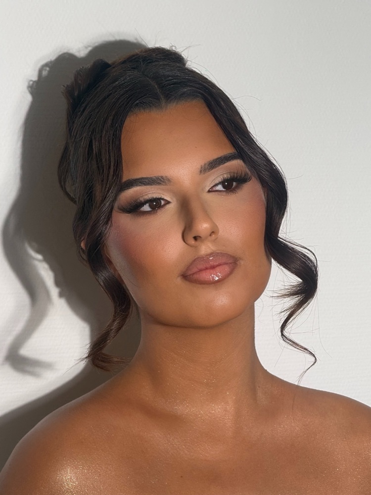 Maquillage sophistiqué, regard travaillé et chignon, pack Prestige